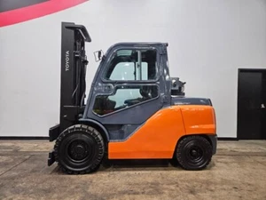 2018 TOYOTA 8FG50U 11,000LB 2 STAGE PNEUMATIC LPG FORKLIFT STK 15941 - Picture 1 of 18
