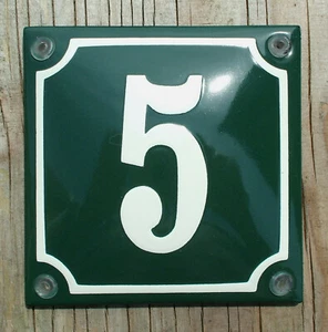 HOUSE NUMBER 5 CLASSIC ENAMEL SIGN. CREAM No.5 ON A GREEN BACKGROUND. 10x10cm. - Picture 1 of 1