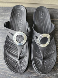 Crocs Sanrah abgeschrägte Kreis-Flip-Flop-Sandale Damengröße 8 schwarz/silber - Bild 1 von 8