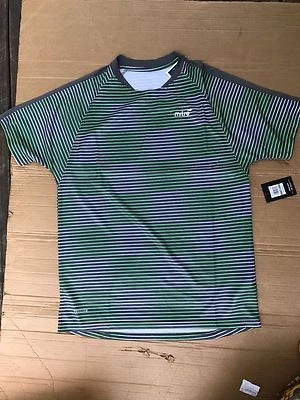 Camiseta activa a rayas para hombre MITRE PROFLOW GRIS CON VERDE BLANCO TALLA S PRECIO DE VENTA SUGERIDO POR EL FABRICANTE $32.00 Foto 1 de 4