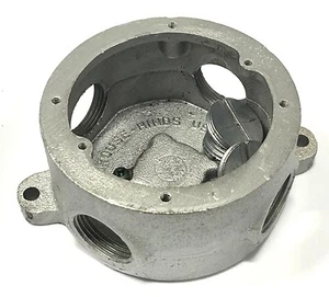 GRFX329 Crouse-Hinds 1-INCH TAP-SIZE 3-1/16-INCH INSIDE DEPTH IRON 4 HUBS 3 PLUG - Picture 1 of 2