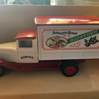 Camión de reparto Chevrolet Anheuser/Busch Budweiser 1930 fundido a presión ERTL 1:43 Foto 1 de 4