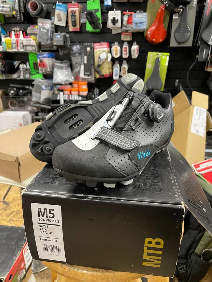Zapato de bicicleta de montaña Fizik M5 para mujer 40,5 EU / 9,5 EE. UU. Foto 1 de 1