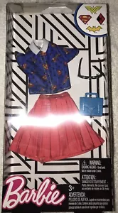 Barbie DC Comics Supergirl Paquete de Moda Nuevo USPS ENVÍO RÁPIDO GRAN REGALO - Imagen 1 de 2