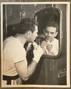 ERNIE DURANDO SHAVES BEFORE A BOXING MATCH ORIGINAL 8X10 PRESS PHOTO - Picture 1 of 2