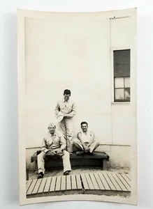 Vintage Schnappschuss Foto Soldaten machen eine Schuhputzpause WWII - Bild 1 von 6