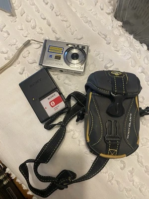 Vintage Sony Cyber shot Carl Zeiss 7.2 Mp - Image 1 of 4