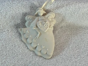 Christmas ornament white porcelain angel with heart AA344 - Picture 1 of 4