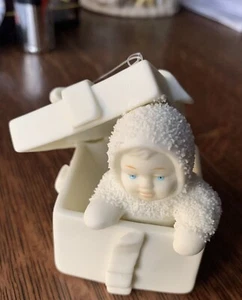 Department 56 Snowbabies "Surprise" Ornament #7989-8 - Bild 1 von 3