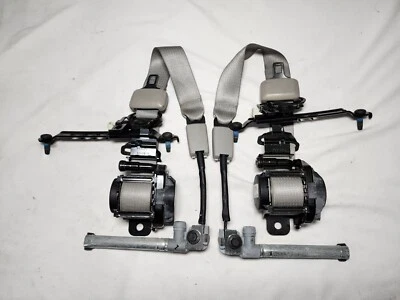 2010 - 2012 Buick Enclave Drivers & Passengers Front Seat Belts (OEM) Gray — 第 1/4 张图片