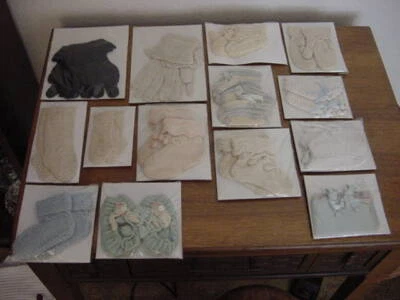 BOTINES, GUANTES Y SOPORTE BEBÉ RECIÉN NACIDO DE COLECCIÓN, ALGUNOS DE ELLOS PUEDEN ESTAR HECHOS A MANO Foto 1 de 4