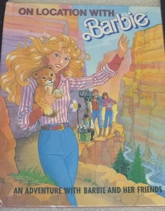 1990 On Location With Barbie Hardcover Book - Foto 1 di 5