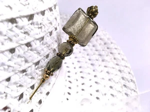 HUTNADEL mit edlem grauem Glas & Kristallen auf alter Messingoberfläche Fassung - 6" Hutnadel - Bild 1 von 12