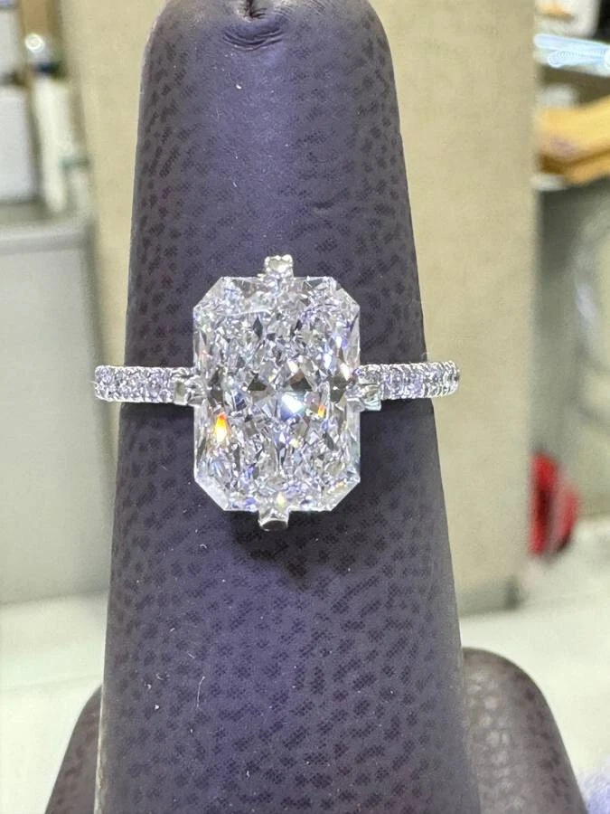 950 Platinum IGI Certified 3.50 TCW E/VS1  Radiant Cut Lab Grown Diamond Ring - Image 1 of 4
