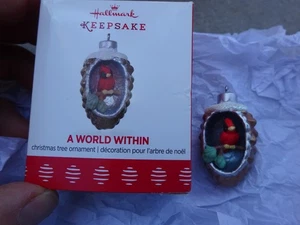 Hallmark 2017 Keepsake Ornament A World Within Pinecone cardinal 3ª serie mini - Imagen 1 de 4