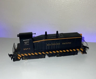 Revell HO EMD NW2 Diesel Locomotive - Southern Pacific “Tiger Stripe” #3571 - Image 1 of 4