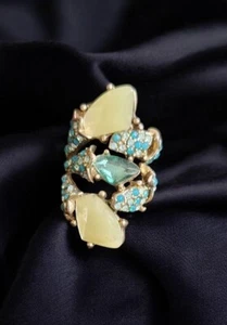 ~ Vintage AVON Goldtone Green and Blue Gemstone Cocktail Ring Size 7 - Picture 1 of 3