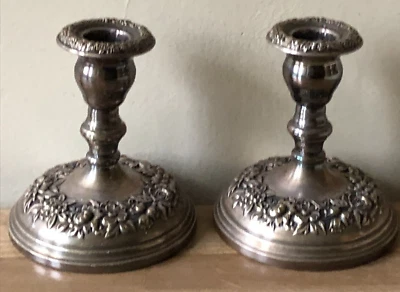 Par de candelabros Kirk Stieff Repousse plateados Foto 1 de 4