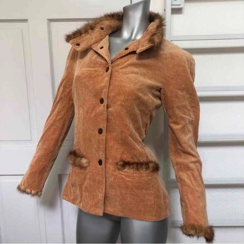 Giacca CHANEL in velluto a coste marrone con bottone pelliccia marchio cocco taglia 38 03A P21720V12828