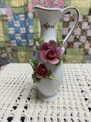 Jarrón de cumpleaños vintage de abril blanco cerámica decoración floral pequeño Foto 1 de 4