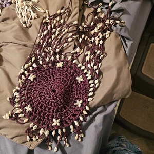 Hecho a mano ganchillo con detalles de concha de mar atrapasueños púrpura - Imagen 1 de 2