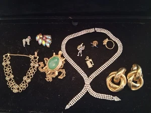 Lote de prendedores vintage de collar, pendientes, anillo y broche sin marca - Imagen 1 de 22