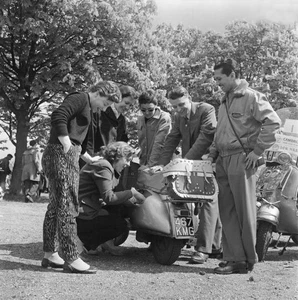 The London Vespa Festival held Sandown Park Surrey after an early - 1958 Photo - Foto 1 di 1