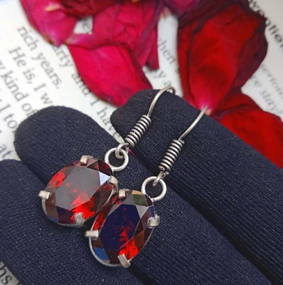 Pendientes de gancho antiguos de vidrio topacio facetado rojo enchapados en plata de ley 925 ~ Foto 1 de 2