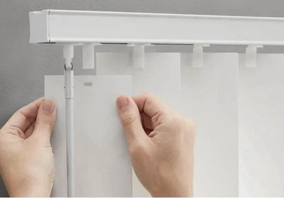 Persianas verticales oscurecedoras para habitación Mainstays, 1 pieza, blancas, 78" de ancho x 84" de largo Foto 1 de 4