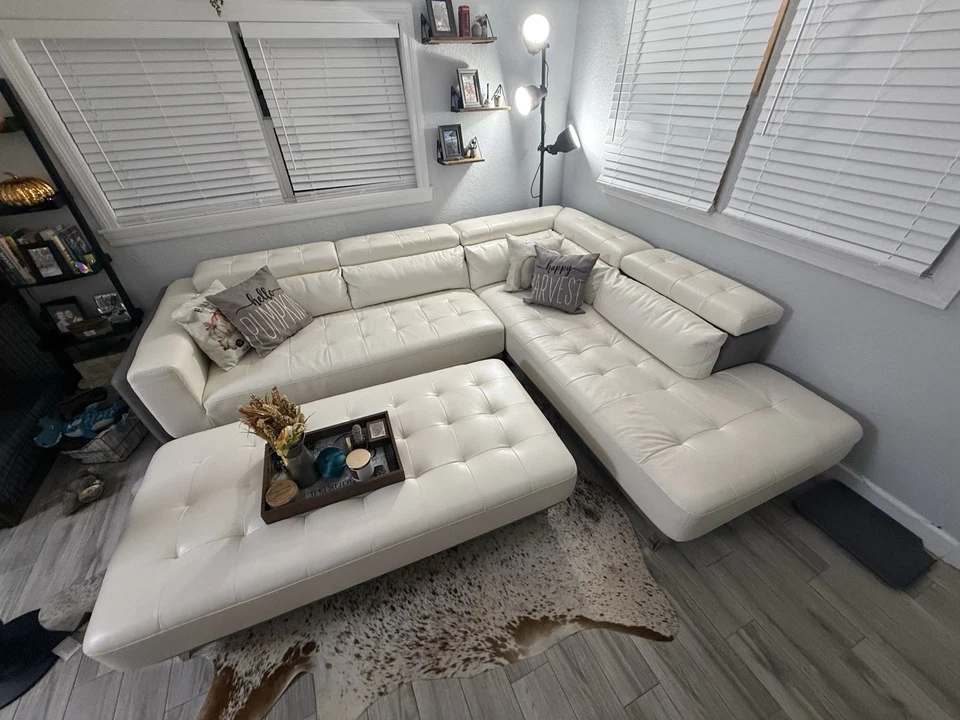 Красивый диван из искусственной кожи с оттоманкой и много места для хранения в белом - Изображение 1 из 4