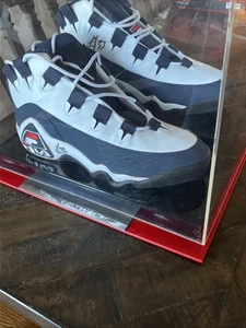 Grant Hill Autographed Fila 1 Sneakers w/ Display Case – PSA/DNA 94-95 NBA ROY - Picture 1 of 6