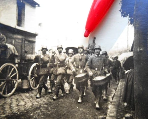 (13) Foto Soldaten Militär Kapelle Stahlhelm etc. Nachlass Jäger & Flieger - Bild 1 von 2