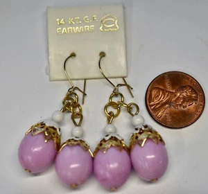 VINTAGE OHRSTECKER HELLLILA MIT WEISSEN KUGELN KUNSTSTOFF GOLD GEFÜLLTE DRÄHTE X - Bild 1 von 1