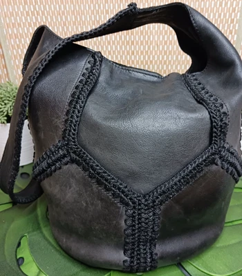 The Sak 30 Aniversario ~ Cartera Bolso Cubo Cuero Negro y Crochet ~ 13x12" Foto 1 de 4