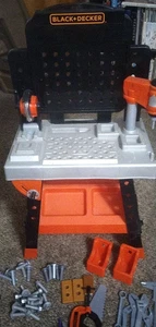 Banco da lavoro per bambini Black+Decker - officina elettroutensili - oltre 120 attrezzi giocattolo realistici - Foto 1 di 14