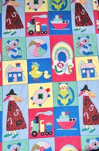 Vintage Steppdecke 70er Kinder Spielzeug Motiv Landhaus Kern gelb grün rot blau - Bild 1 von 5