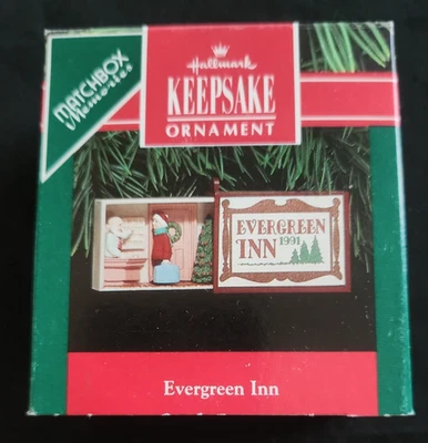 Hallmark Keepsake Ornament - Evergreen Inn - 1991 Matchbox Memories Foto 1 de 2