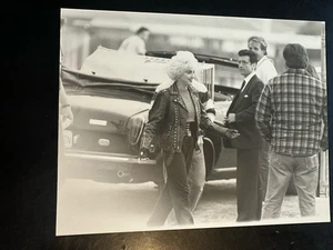 Madonna, foto originale tipo 1 di John Paschal 1986 sul set di "Chi è quella ragazza?" - Foto 1 di 2