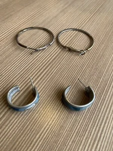 LOT OF 2 EARRINGS FASHIONABLE TURQUOISE & HOOPS - Picture 1 of 5