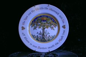 Plato coleccionable decorativo de porcelana Royal Doulton con estante colgante - Imagen 1 de 12