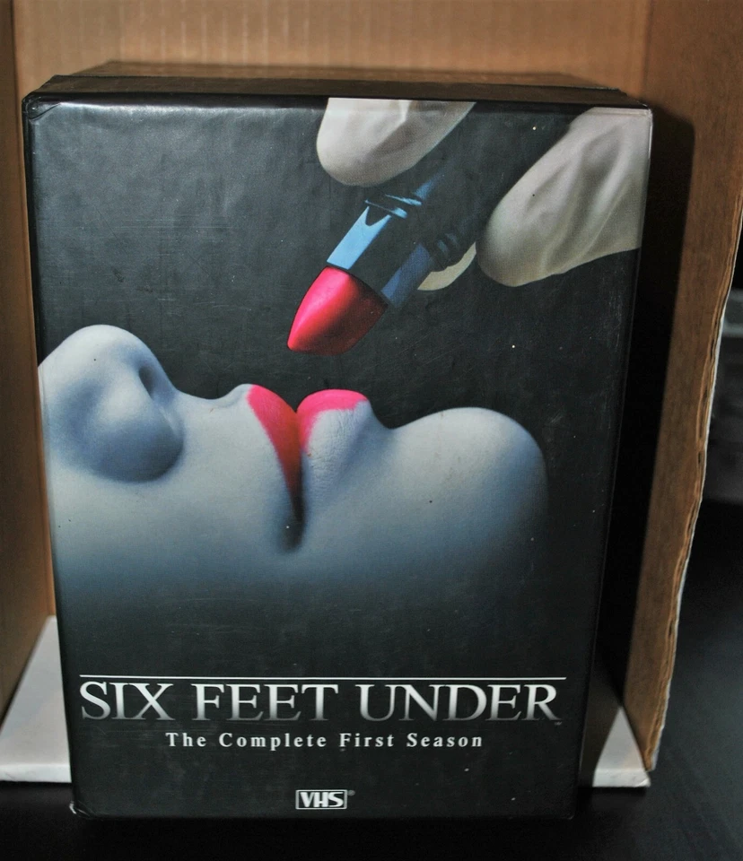SIX FEET UNDER THE COMPLETE FIRST SEASON ON VHS - Imagem 1 de 1