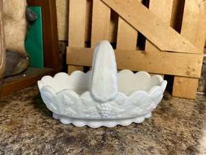 Cesta decorativa vintage Westmoreland de vidrio blanco con leche patrón de uva y hojas - Imagen 1 de 9