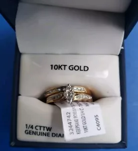 Anello fede matrimonio/oro giallo massiccio 10k Keepsake. 1/4 CTTW diamante. Taglia 7 - Foto 1 di 7