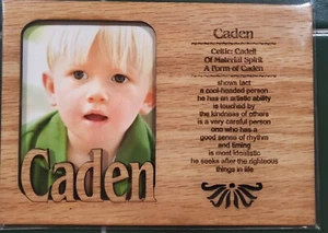 Cornice portafoto CADEN personalizzata incisa 5"X7" legno opaco significato nome NUOVA - Foto 1 di 1