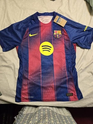 Camisetas de fútbol, versión fan (con shorts) y versión jugador (sin shorts) Foto 1 de 4