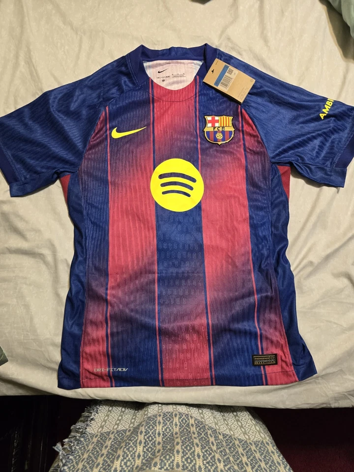 Camisetas de fútbol, versión fan (con shorts) y versión jugador (sin shorts) Foto 1 de 4