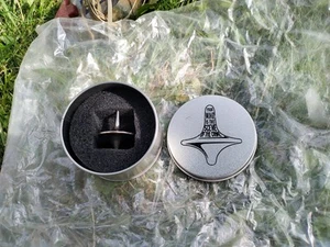 Tapas de juguete giratorias de metal con caja - Imagen 1 de 8