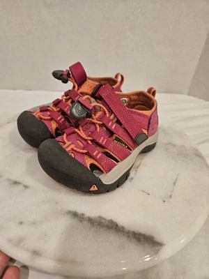Sandalias rosas Keen Newport H2 para niñas pequeñas zapatos de agua de río 8 usadas en excelente estado Foto 1 de 4