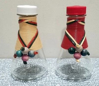 Juego De Colección De 2 Botellas PYREX Para Vidrio WEICO ACEITE Y VINAGRE CRUETS Tejidas Con Cuentas Foto 1 de 4