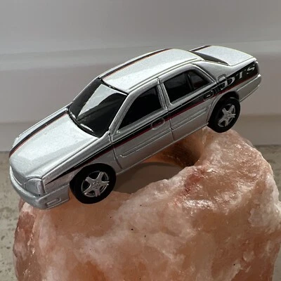 MAISTO Cadillac DeVille DTS 4-türige Limousine silber Druckguss Auto Maßstab 1:6 - Bild 1 von 4